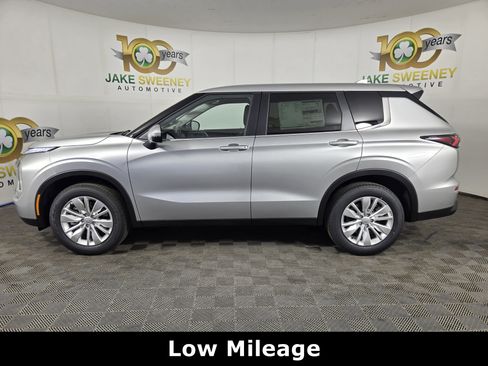 New 2026 Mitsubishi Outlander ES image 4