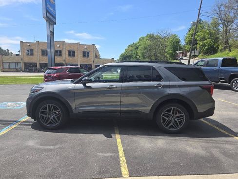Used 2025 Ford Explorer ST-Line w/ ST-Line Street Pack AWD/4WD image 5