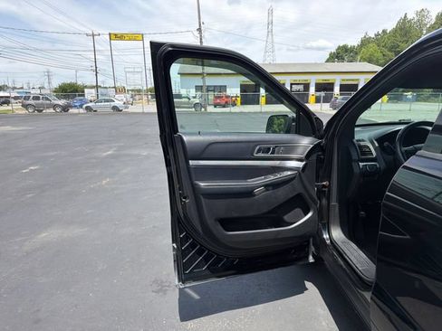 Used 2017 Ford Explorer XLT w/ Equipment Group 202A AWD/4WD image 22