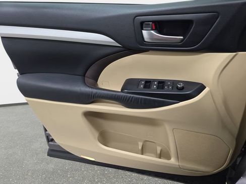 Used 2016 Toyota Highlander XLE image 26