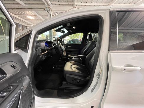 Used 2025 Chrysler Pacifica Select FWD image 5