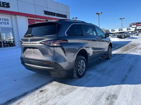 Used 2023 Toyota Sienna XLE image 5