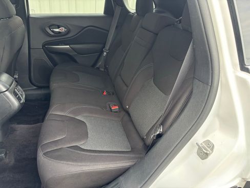 Used 2019 Jeep Cherokee Latitude w/ Popular Appearance Group image 29