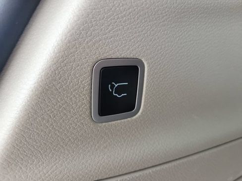 Used 2023 Chrysler Pacifica Touring-L FWD image 10