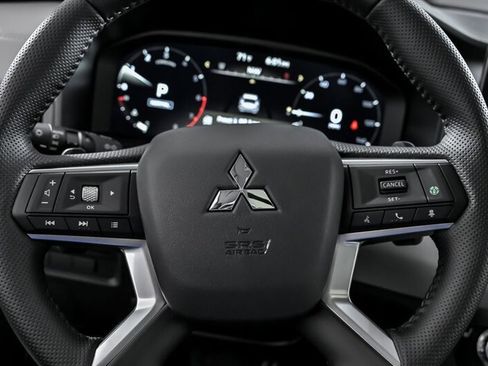 New 2025 Mitsubishi Outlander SE image 18
