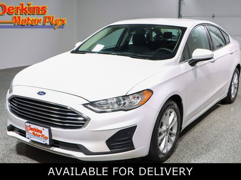 Used 2019 Ford Fusion SE image 1