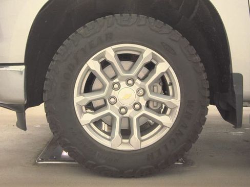 Used 2022 Chevrolet Silverado 1500 LT AWD/4WD image 8