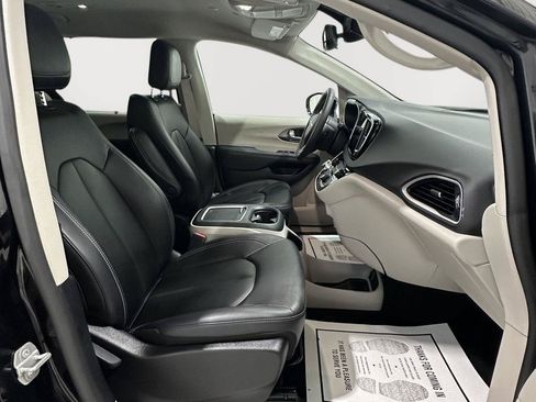 Used 2024 Chrysler Pacifica Touring-L FWD image 22