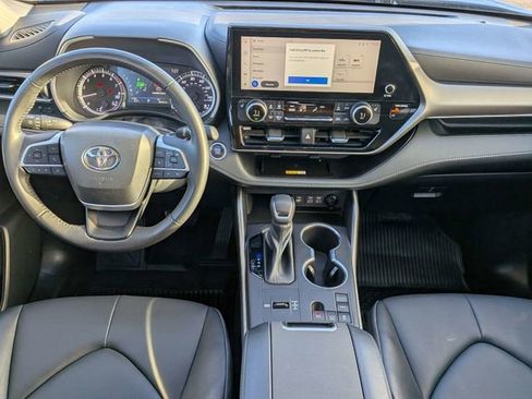 Used 2023 Toyota Highlander XLE FWD image 13