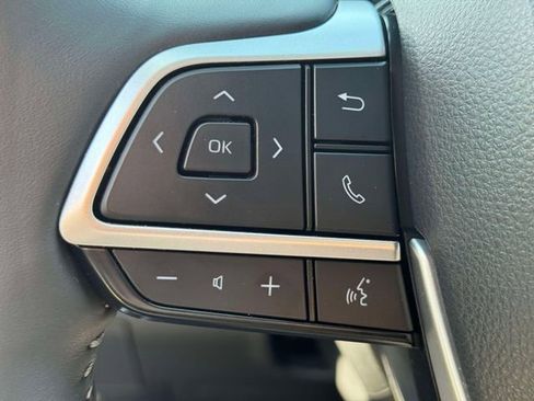 Used 2025 Toyota Highlander Platinum AWD/4WD image 27
