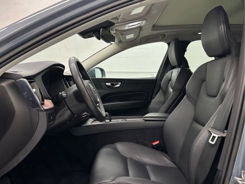 Used 2023 Volvo XC60 B5 Plus image 8