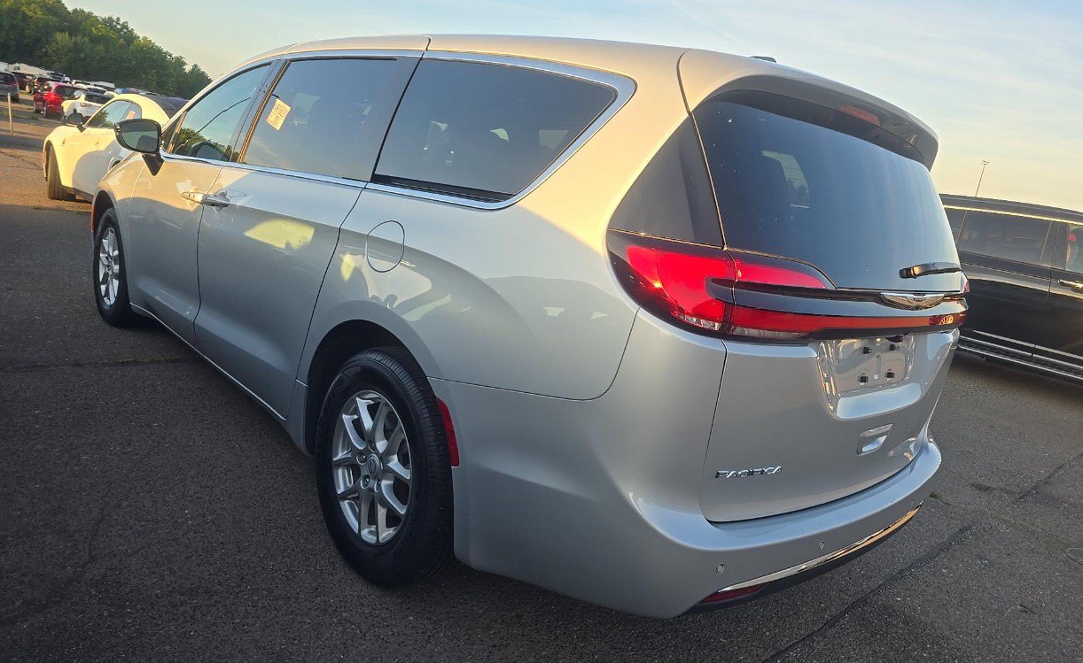 Used 2026 Chrysler Pacifica Select FWD image 6