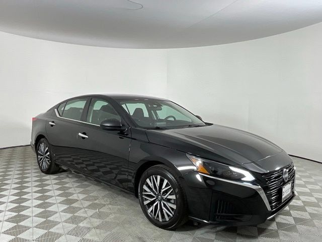 Used 2025 Nissan Altima 2.5 SV FWD image 3