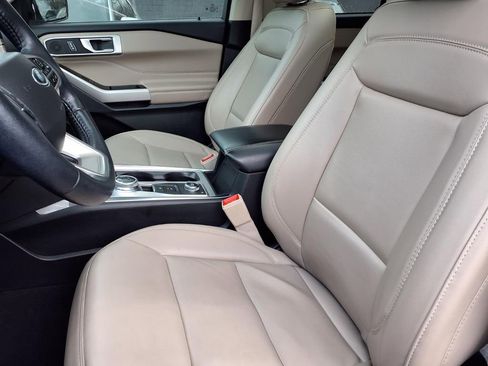 Used 2023 Ford Explorer XLT w/ Equipment Group 202A image 3