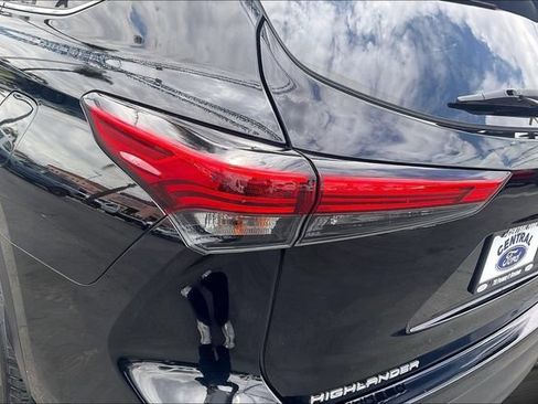 Used 2021 Toyota Highlander XLE FWD image 31