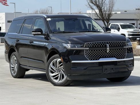 Used 2025 Lincoln Navigator Reserve image 2