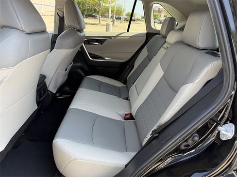 Used 2021 Toyota RAV4 XLE Premium image 29