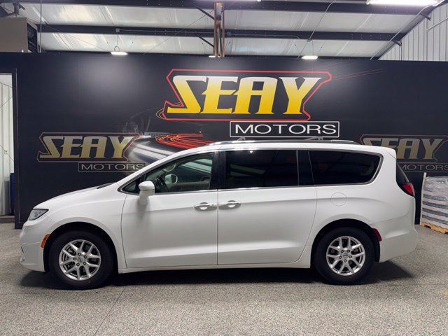 Used 2021 Chrysler Pacifica Touring-L FWD image 2