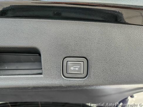 Used 2024 Chevrolet Traverse LT AWD/4WD image 16