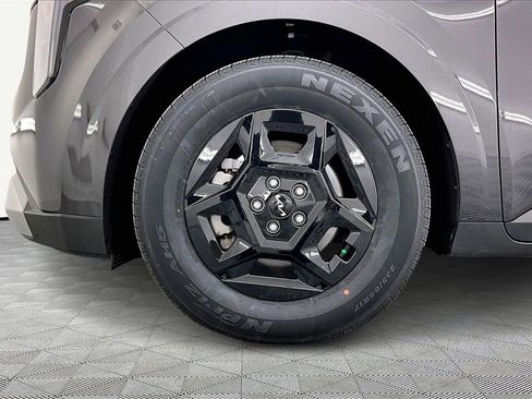 Used 2025 Kia Carnival image 9