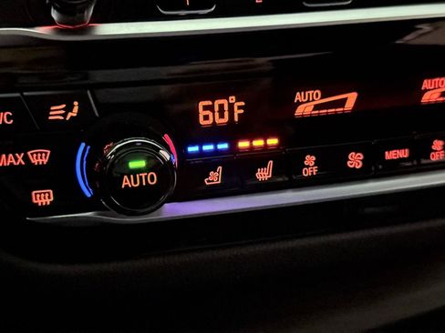 Used 2021 BMW M550i xDrive w/ Dynamic Handling Package AWD/4WD image 38