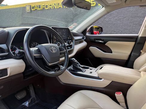 Used 2021 Toyota Highlander XLE image 15