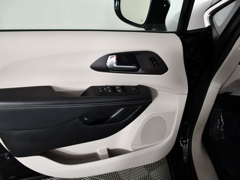 Used 2024 Chrysler Pacifica Limited FWD image 35
