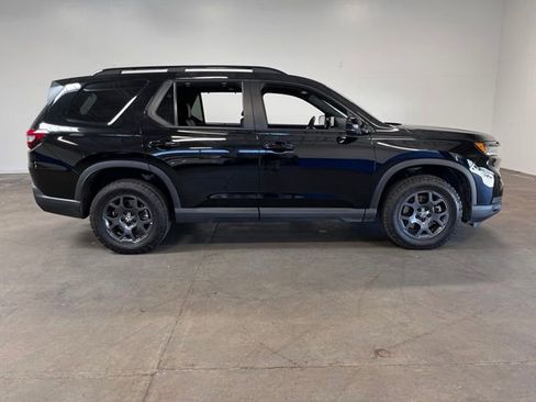 Used 2023 Honda Pilot TrailSport image 2