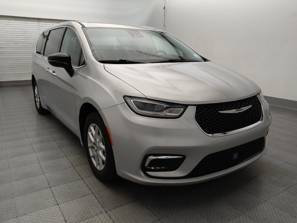 Used 2024 Chrysler Pacifica Touring-L FWD image 13