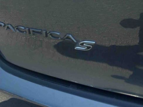 Used 2020 Chrysler Pacifica Touring w/ S Appearance Package FWD image 9