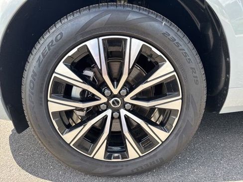Used 2025 Volvo XC60 B5 Plus AWD/4WD image 9