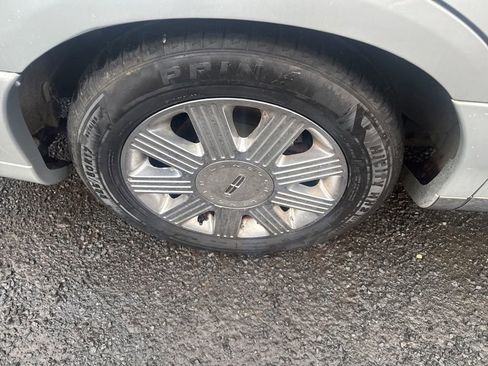 Used 2005 Lincoln Town Car Signature Limited image 24