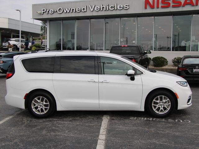 Used 2023 Chrysler Pacifica Touring-L FWD image 10