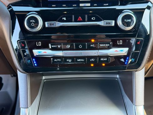 Used 2021 Ford Explorer King Ranch w/ Premium Technology Package image 36