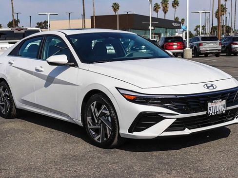 Used 2025 Hyundai Elantra SEL image 3