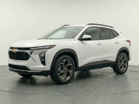 Used 2025 Chevrolet Trax LT FWD image 3