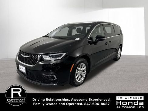 Used 2025 Chrysler Pacifica Select FWD image 1