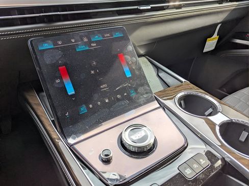 Certified 2025 Cadillac Escalade ESV Sport Platinum image 8