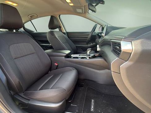 Used 2024 Nissan Altima 2.5 SV FWD image 11
