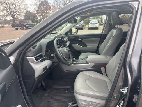Used 2023 Toyota Highlander XLE image 23