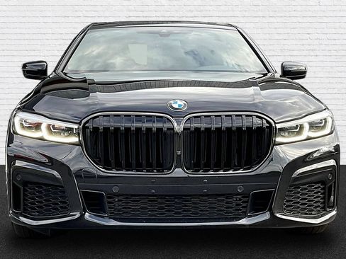 Used 2022 BMW 740i w/ M Sport Package RWD image 2