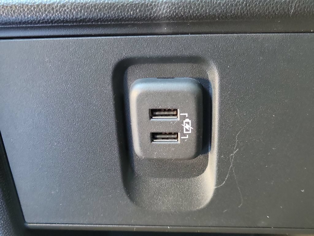 Used 2023 Chevrolet Traverse LT w/ LPO, Floor Liner Package FWD image 17