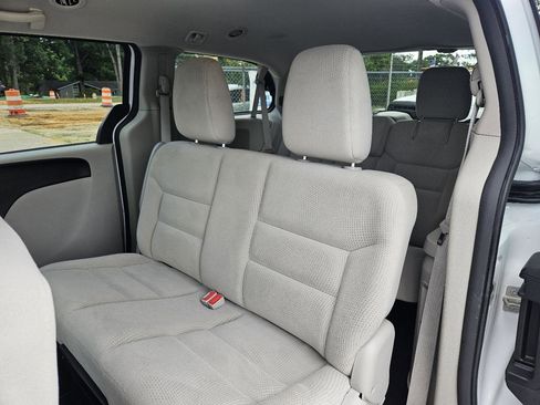 Used 2017 Dodge Grand Caravan SE FWD image 18