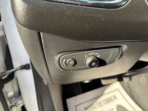 Used 2018 Chevrolet Equinox LT FWD image 16
