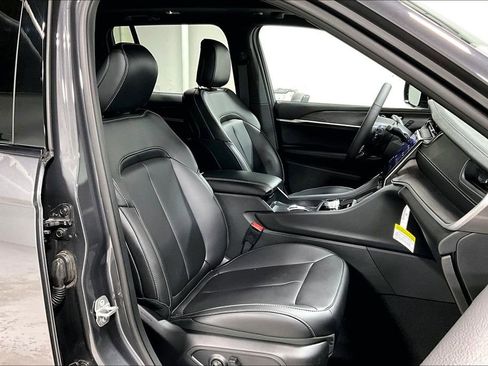 Used 2025 Jeep Grand Cherokee Limited image 10