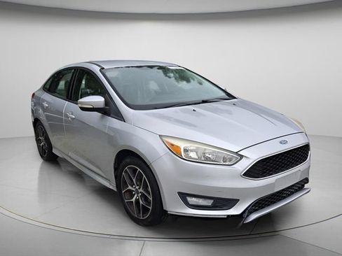 Used 2016 Ford Focus SE w/ SE Sport Package FWD image 4