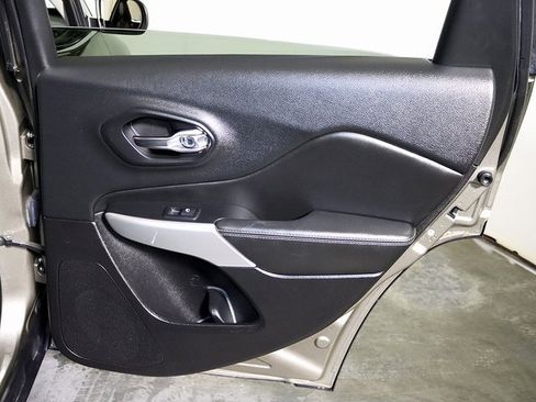 Used 2018 Jeep Cherokee Latitude Plus w/ Cold Weather Group image 30