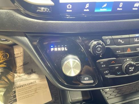 Certified 2025 Chrysler Pacifica Select FWD image 19