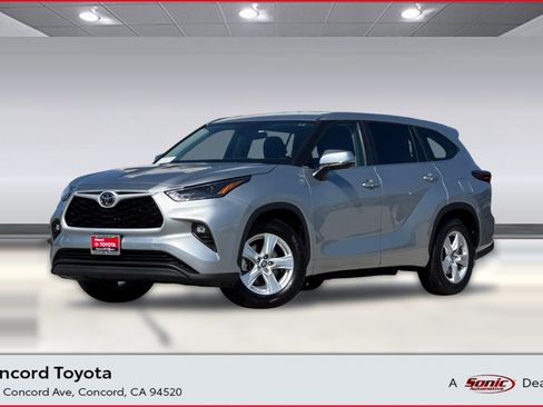 Used 2025 Toyota Highlander LE FWD image 1