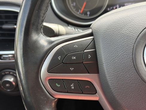 Used 2020 Jeep Cherokee Limited image 19